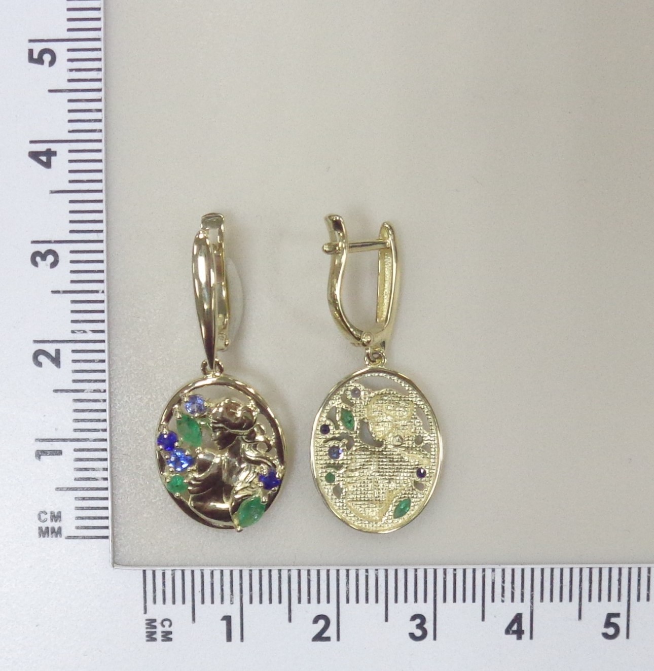 Серьги из желтого золота с изумрудами и сапфирами